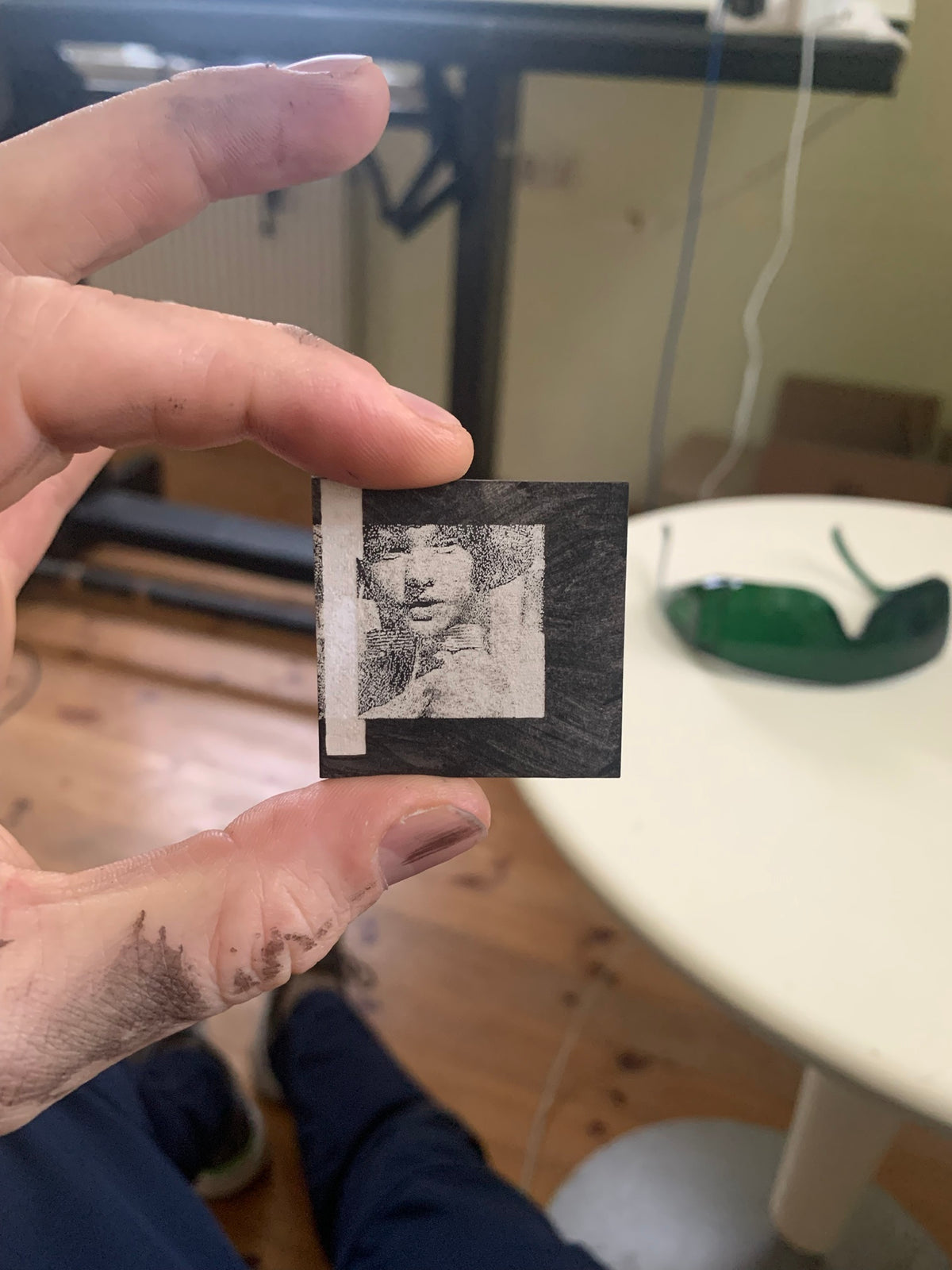 Die mit dem Hut frisch aus dem Laser, zwischen den Fingern im Atelier